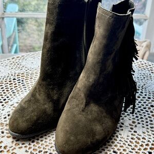 Vince Camuto Sz 8.5 W Hayzee Brown Suede Fringe Tassel Ankle Bootie SKU 786